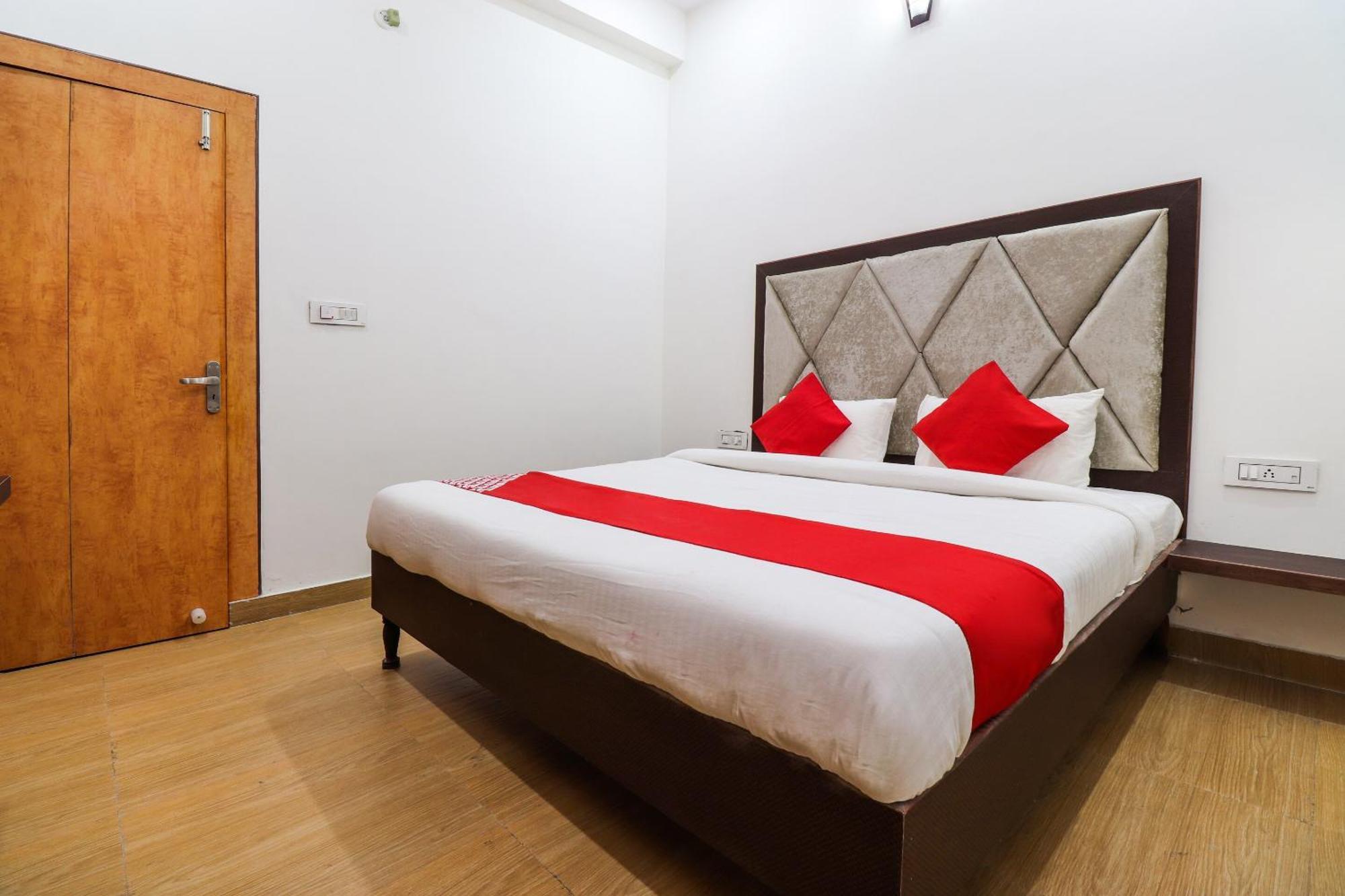 Hotel O Taj Royal Tājganj Kültér fotó