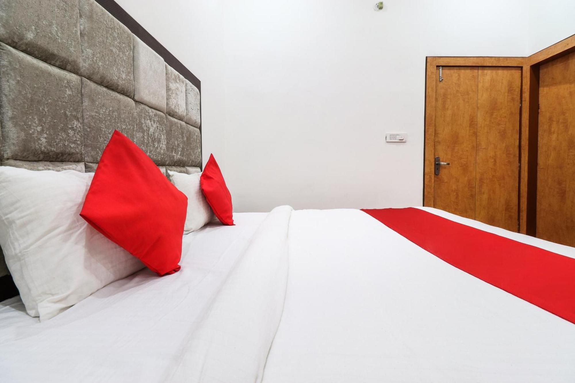 Hotel O Taj Royal Tājganj Kültér fotó